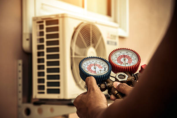 Professional Hvac technician working in Harrisburg, IL